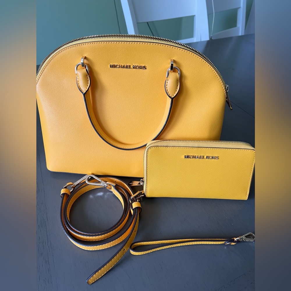 Michael Kors Emmy Jasmine
Yellow Leather Large Dome
Satchel and wallet (set)